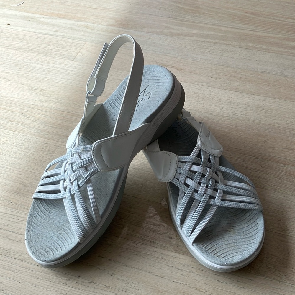 Women’s Size 9 sketchers arch fit  white sandals archfit